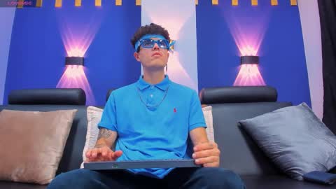 Snapshot of luis_as chatting on 10/22/25, 11:21 Luis AS online show from 10/22/25, 11:21