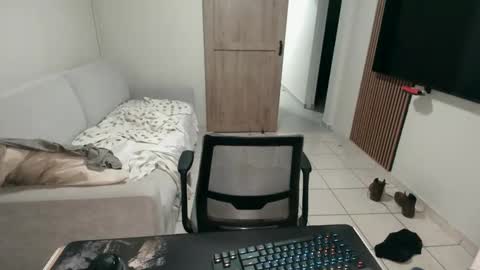 luis_flr online show from 12/19/25, 01:56