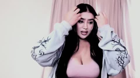 Snapshot of luisaa_diaz_ chatting on 05/18/26, 04:13 Luisa Diaz online show from 05/18/26, 04:13