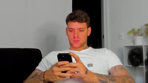 Snapshot of lukeglanton17 chatting on 11/05/25, 05:29 Luke online show from 11/05/25, 05:29