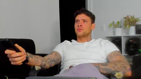 Snapshot of lukeglanton17 chatting on 11/07/25, 05:29 Luke online show from 11/07/25, 05:29