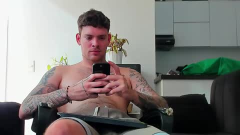 Snapshot of lukeglanton17 chatting on 11/09/25, 08:29 Luke online show from 11/09/25, 08:29