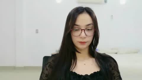 Snapshot of lulibee_ chatting on 06/24/26, 11:42 Luli online show from 06/24/26, 11:42
