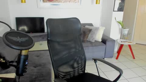 Snapshot of lulu_lopez chatting on 02/12/25, 02:43 Lau  online show from 02/12/25, 02:43