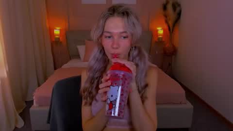 Snapshot of lulualise chatting on 07/19/26, 12:31 Alise online show from 07/19/26, 12:31