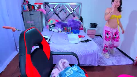 luna_analya online show from 12/20/25, 12:51