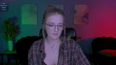 luna_berryy online show from 04/04/26, 07:55