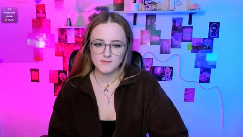 luna_berryy online show from 04/14/26, 08:48