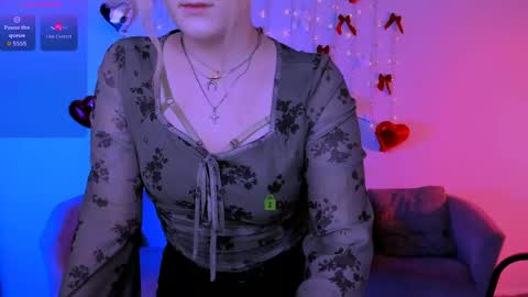 luna_berryy online show from 04/15/26, 07:21