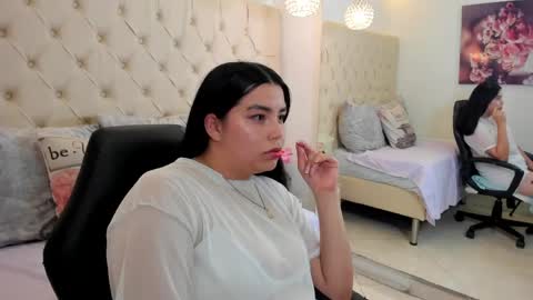 Luna Bloom online show from 04/18/26, 09:57