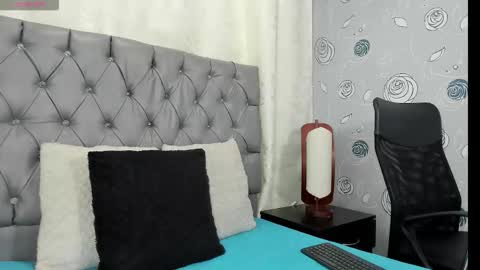 Snapshot of luna_evaa chatting on 10/18/25, 01:45 Luna Eva online show from 10/18/25, 01:45