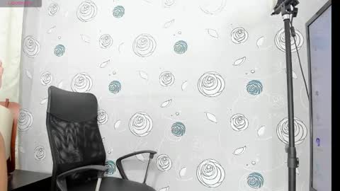 Snapshot of luna_evaa chatting on 10/24/25, 02:13 Luna Eva online show from 10/24/25, 02:13