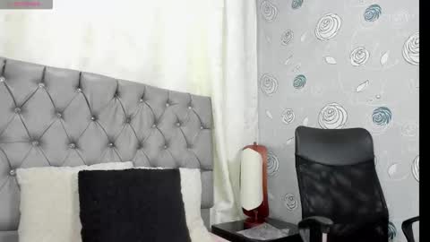 Snapshot of luna_evaa chatting on 11/13/25, 01:43 Luna Eva online show from 11/13/25, 01:43