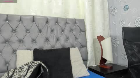 Snapshot of luna_evaa chatting on 12/17/25, 01:50 Luna Eva online show from 12/17/25, 01:50