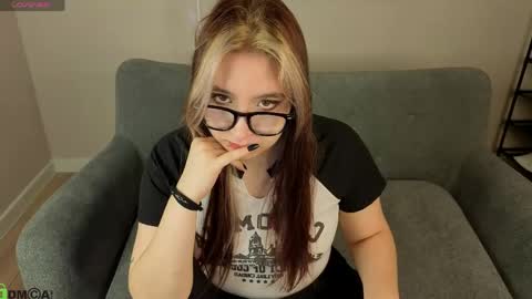 Snapshot of luna_host chatting on 04/20/26, 02:58 Luna Host online show from 04/20/26, 02:58