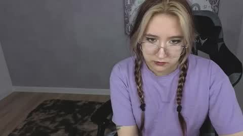 Snapshot of luna_host chatting on 04/26/26, 03:15 Luna Host online show from 04/26/26, 03:15