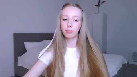 Luna online show from 11/22/25, 08:08