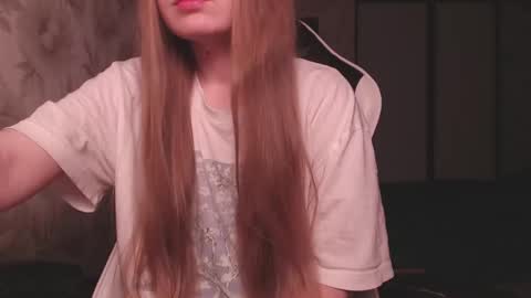 Snapshot of luna_loveisgood chatting on 02/16/25, 01:38 Luna online show from 02/16/25, 01:38