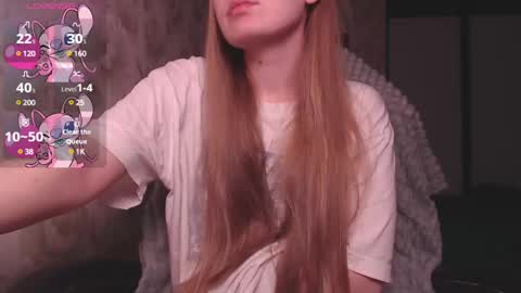 Snapshot of luna_loveisgood chatting on 02/23/25, 02:57 Luna online show from 02/23/25, 02:57