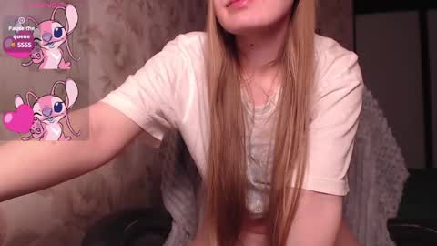 Snapshot of luna_loveisgood chatting on 02/25/25, 01:50 Luna online show from 02/25/25, 01:50