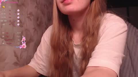 Snapshot of luna_loveisgood chatting on 10/19/25, 09:15 Luna online show from 10/19/25, 09:15