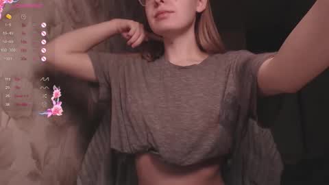 Snapshot of luna_loveisgood chatting on 02/19/26, 09:33 Luna online show from 02/19/26, 09:33