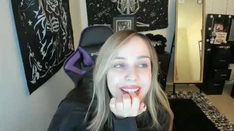 Luna online show from 12/18/25, 05:46