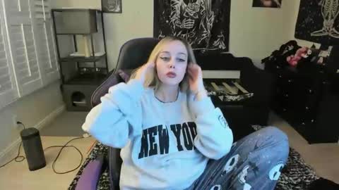 Luna online show from 01/15/26, 03:33