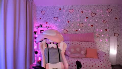 Snapshot of luna_moran chatting on 02/14/25, 06:45 Lina online show from 02/14/25, 06:45