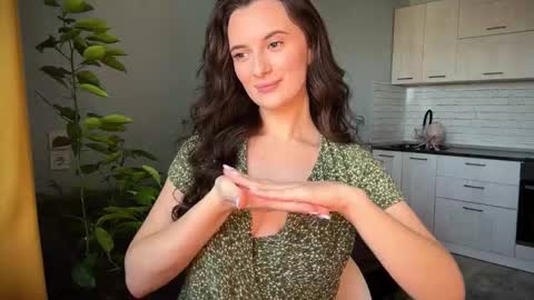 luna_raee online show from 09/23/25, 07:55