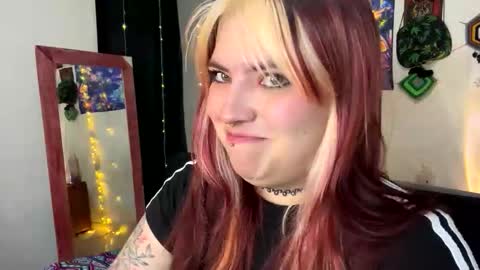 luna_rayy online show from 10/20/25, 08:37