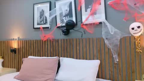 LUNA  online show from 10/22/25, 01:44