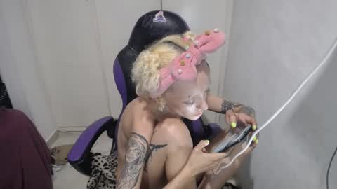 Luna online show from 12/18/24, 06:43