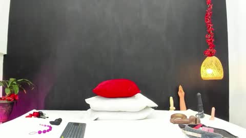 Luna online show from 09/13/25, 07:35