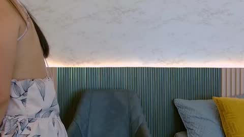 luna_valle online show from 10/19/25, 08:09