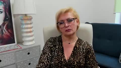 L u n a online show from 05/14/26, 07:15