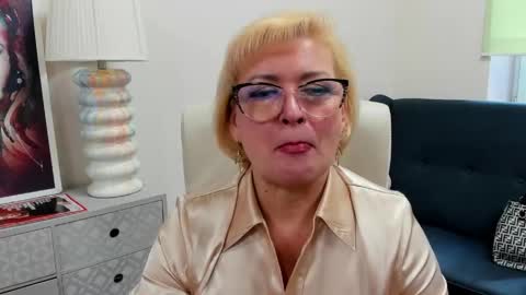 L u n a online show from 05/19/26, 06:42