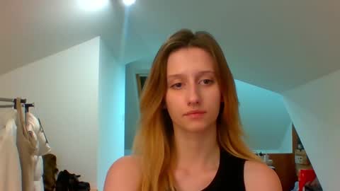 Snapshot of luna_xsensual chatting on 12/27/24, 06:10 L U N A  online show from 12/27/24, 06:10