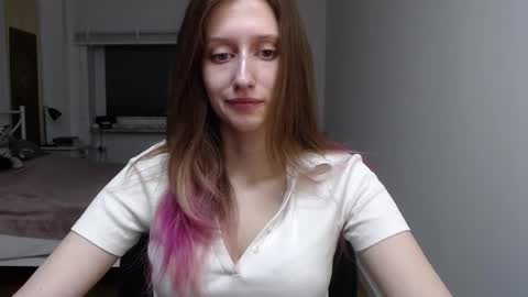 L U N A  online show from 12/05/25, 06:33