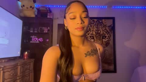 lunaa_11 online show from 11/15/25, 08:27