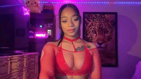 lunaa_11 online show from 05/01/26, 05:12