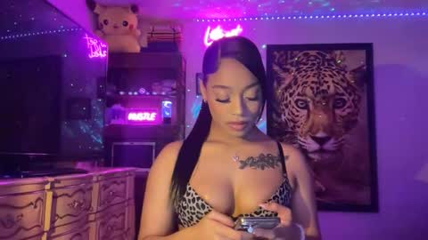lunaa_11 online show from 05/22/26, 05:25