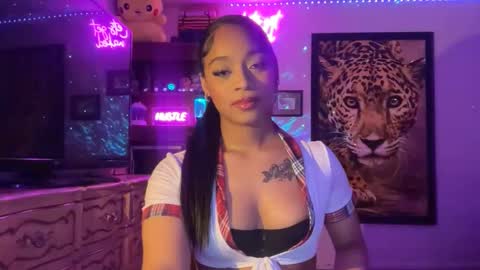 lunaa_11 online show from 06/11/26, 06:11