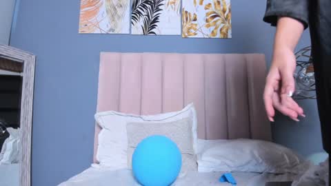 Luna  online show from 12/24/24, 02:54