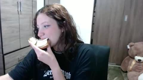 lunaa_sub online show from 10/27/25, 04:55