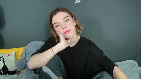 lunaastar_ online show from 12/05/24, 12:22