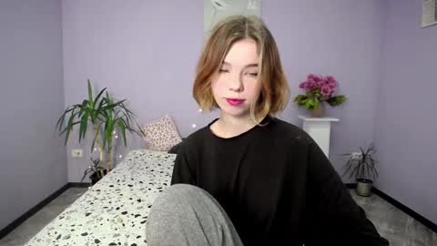 lunaastar_ online show from 12/10/24, 10:38