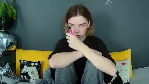 lunaastar_ online show from 12/11/24, 10:14