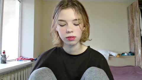 lunaastar_ online show from 12/18/24, 10:30