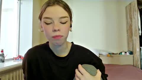 lunaastar_ online show from 12/19/24, 10:02